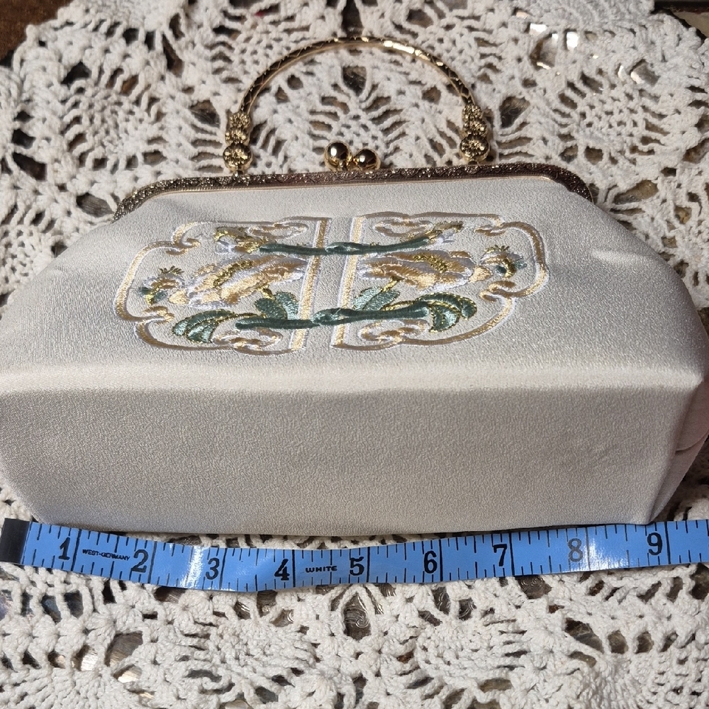 Elegant Ivory Embroidered Frame Clutch - Picture 5 of 7